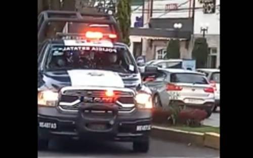 Video: Fuerte movilización policíaca para detenier a sujetos en bar de Toluca